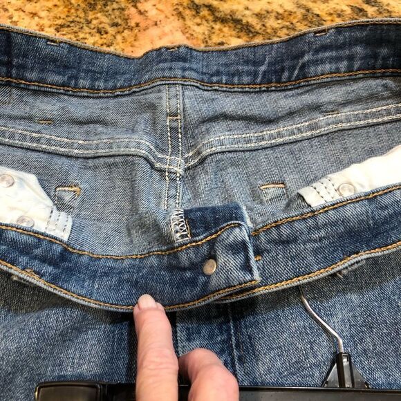 WRANGLER - Men’s Sz 34/32 Relaxed Fit, Straight-Leg Jeans in Medium Dark Wash. - Picture 9 of 14